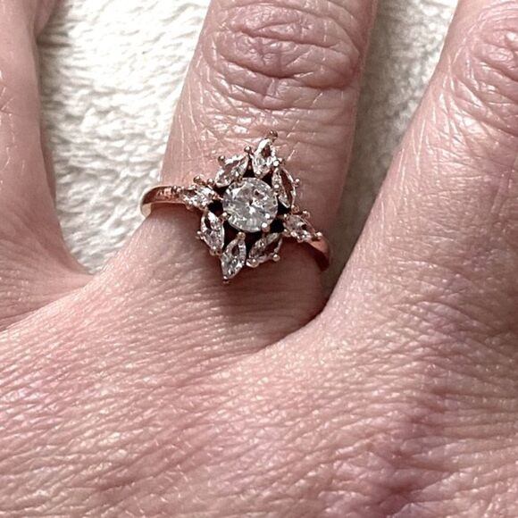 The Elizabeth Rose gold ring sz 8 - Picture 8 of 14